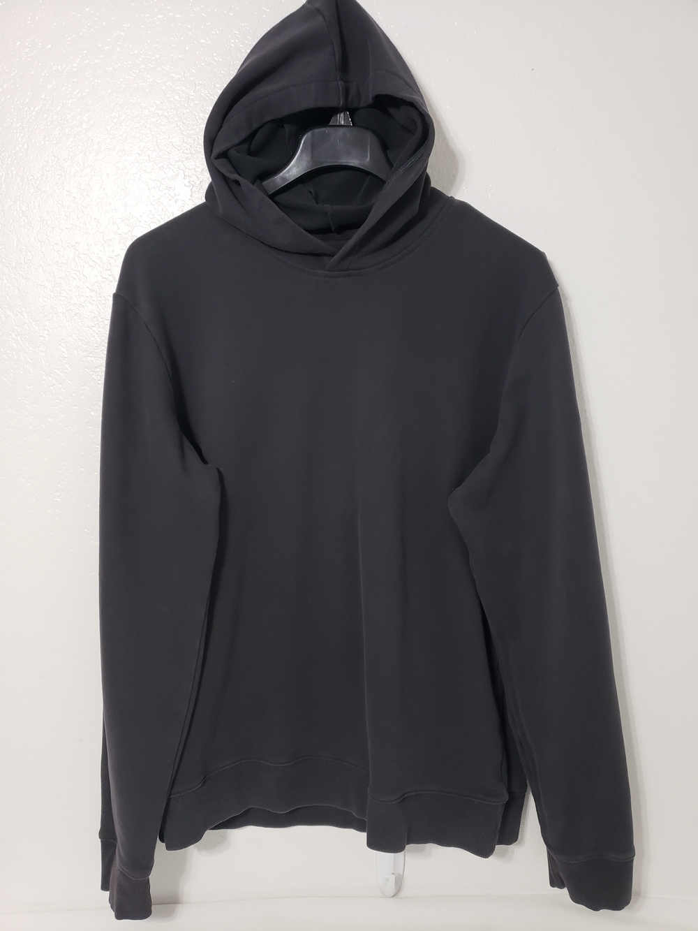 Vuori Men’s XL Black Pullover Hoodie V258 Minimalist Athleisure Sweatshirt